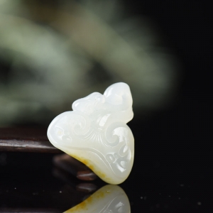 籽料和田白玉如意吊坠