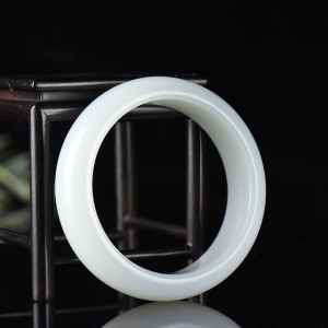 60.5mm籽料和田白玉手镯