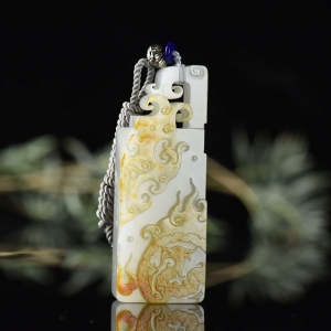 籽料和田白玉龙之守护吊坠