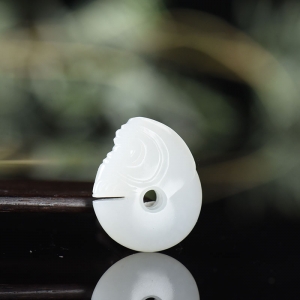 籽料和田白玉玉猪龙吊坠