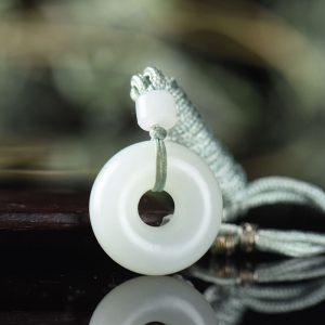 籽料和田白玉平安环吊坠