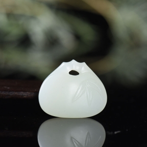 籽料和田白玉竹节平安锁吊坠