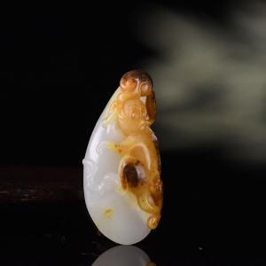 俏色籽料和田玉黄沁灵猴吊坠