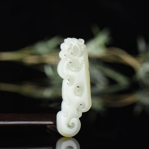 籽料和田白玉仿古龙吊坠