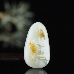 山流水料和田白玉蝶恋花吊坠下