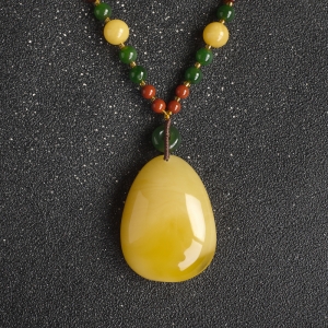 鸡油黄蜜蜡水滴吊坠