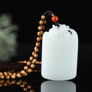 籽料和田白玉府上有龙吊坠