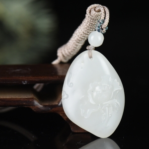 籽料和田白玉花开富贵吊坠