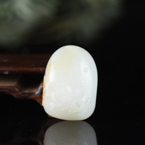 籽料和田白玉蝶恋花吊坠