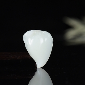 山流水料和田白玉寿桃吊坠