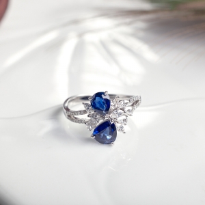 18K深蓝色蓝宝石戒指