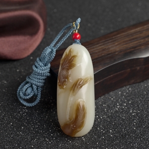 山料俏色和田玉连年有余吊坠