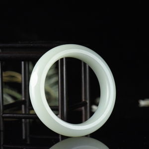 57.5mm籽料和田白玉手镯