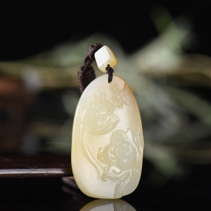 籽料和田白玉荷花吊坠