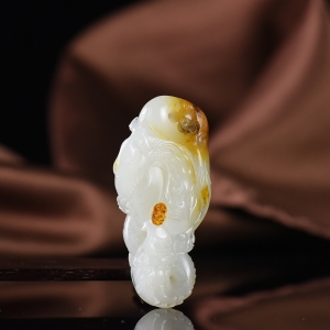 籽料和田白玉飞龙在天吊坠