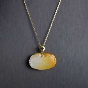 18K籽料和田白玉八方来财吊坠