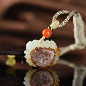 籽料和田白玉八方来财吊坠