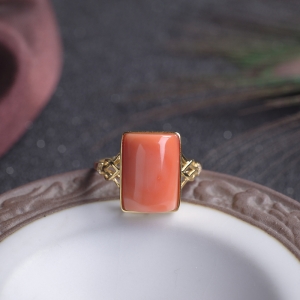 18KMOMO珊瑚方形戒指