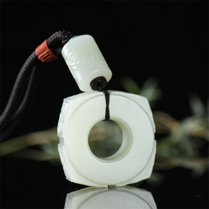 籽料和田白玉守护玉琮手把件