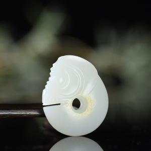 籽料和田白玉玉猪龙吊坠