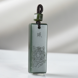 籽料和田青玉虎虎生威吊坠