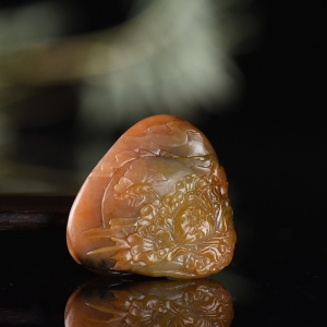 籽料和田玉黄沁牡丹吊坠