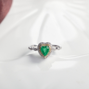 18K鲜绿祖母绿心形戒指