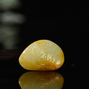 籽料和田玉瓦当虎吊坠