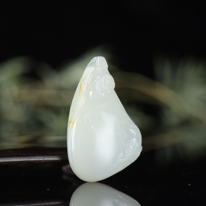 籽料和田白玉荷趣吊坠