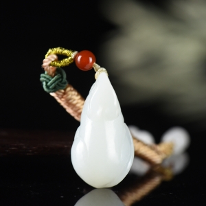 山料和田白玉子鼠吊坠