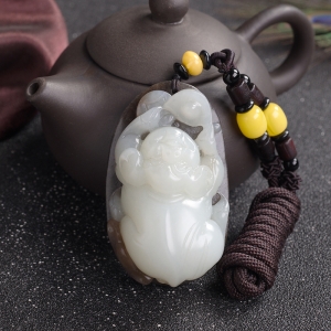 山料俏色和田玉招财猪吊坠