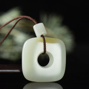 籽料和田白玉平安扣吊坠