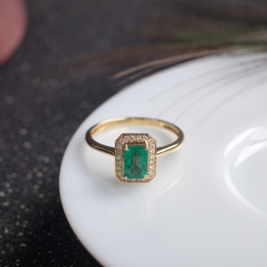 18K鲜绿祖母绿方形戒指