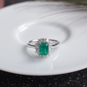 18K鲜绿祖母绿方形戒指