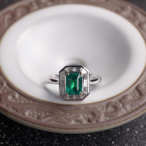 18K鲜绿祖母绿方形戒指