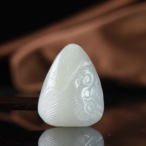 籽料和田白玉仿古龙吊坠