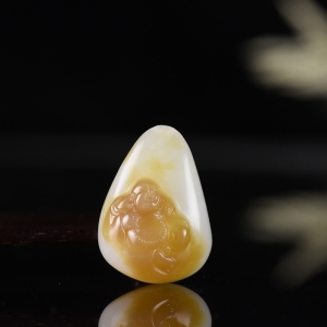 俏色山料和田糖白玉弥勒佛吊坠