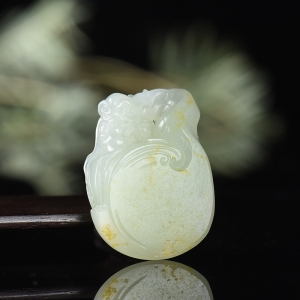 籽料和田白玉飞龙吊坠