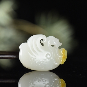 籽料和田白玉鹅如意吊坠