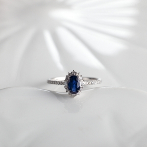 18K皇家蓝蓝宝石戒指