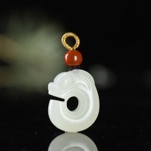 籽料和田白玉玉猪龙吊坠