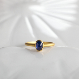 18K深蓝色蓝宝石戒指