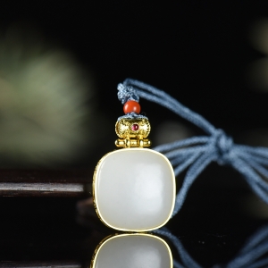 18K籽料和田白玉无事牌吊坠