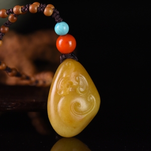 籽料和田玉黄沁龙吊坠