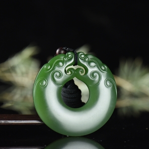 山料和田碧玉双龙戏珠吊坠