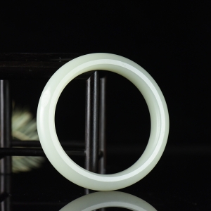 61mm籽料和田白玉手镯