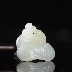 籽料和田玉青花灵猴献瑞吊坠