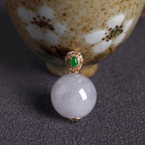 18K糯冰种浅紫色翡翠圆珠吊坠