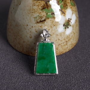 18K糯种飘翠翡翠无事牌吊坠