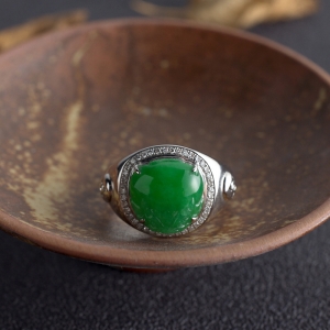 18K糯冰种翠绿翡翠貔貅戒指